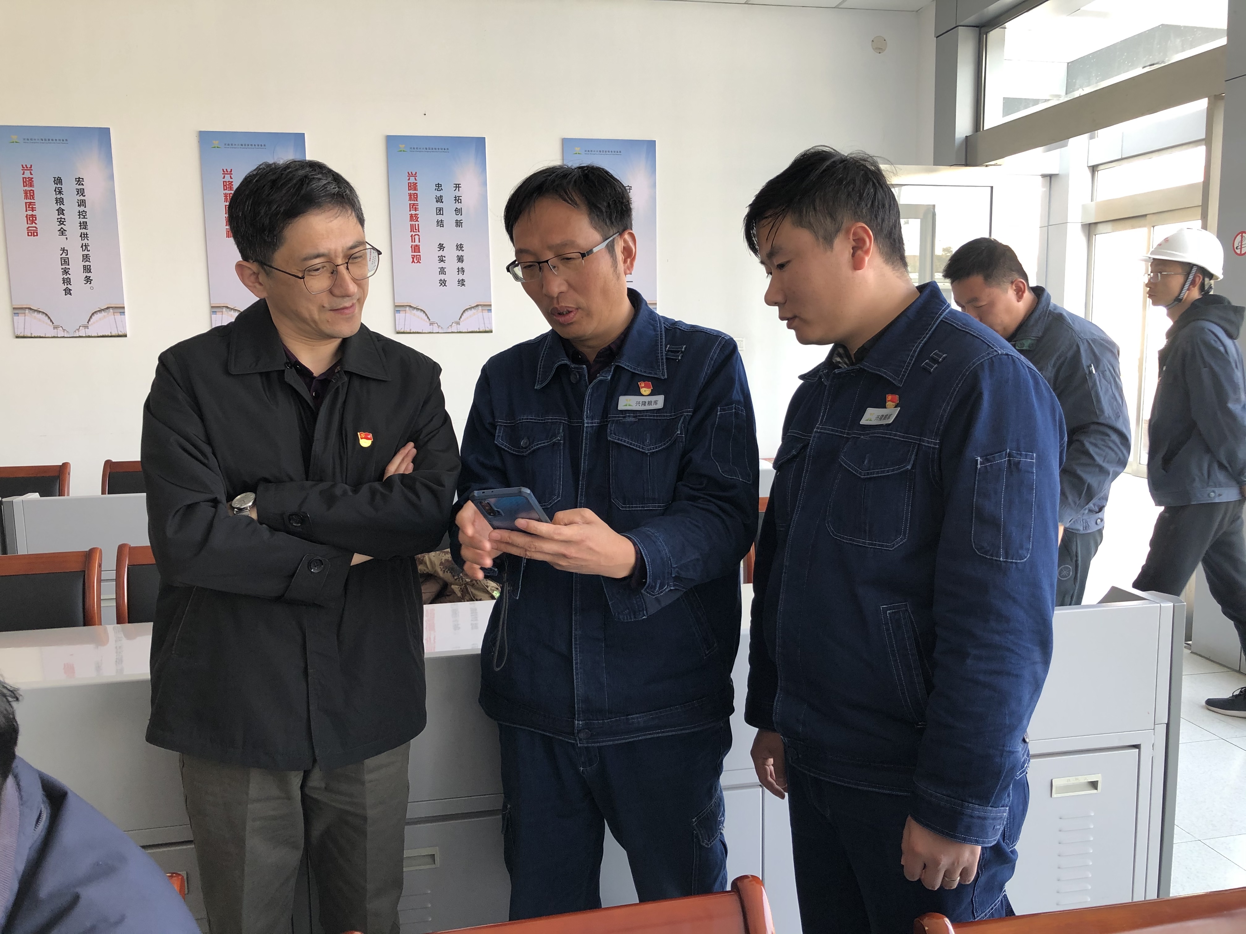 仓库党总支书记,主任王伟,常务副主任李保民陪同.