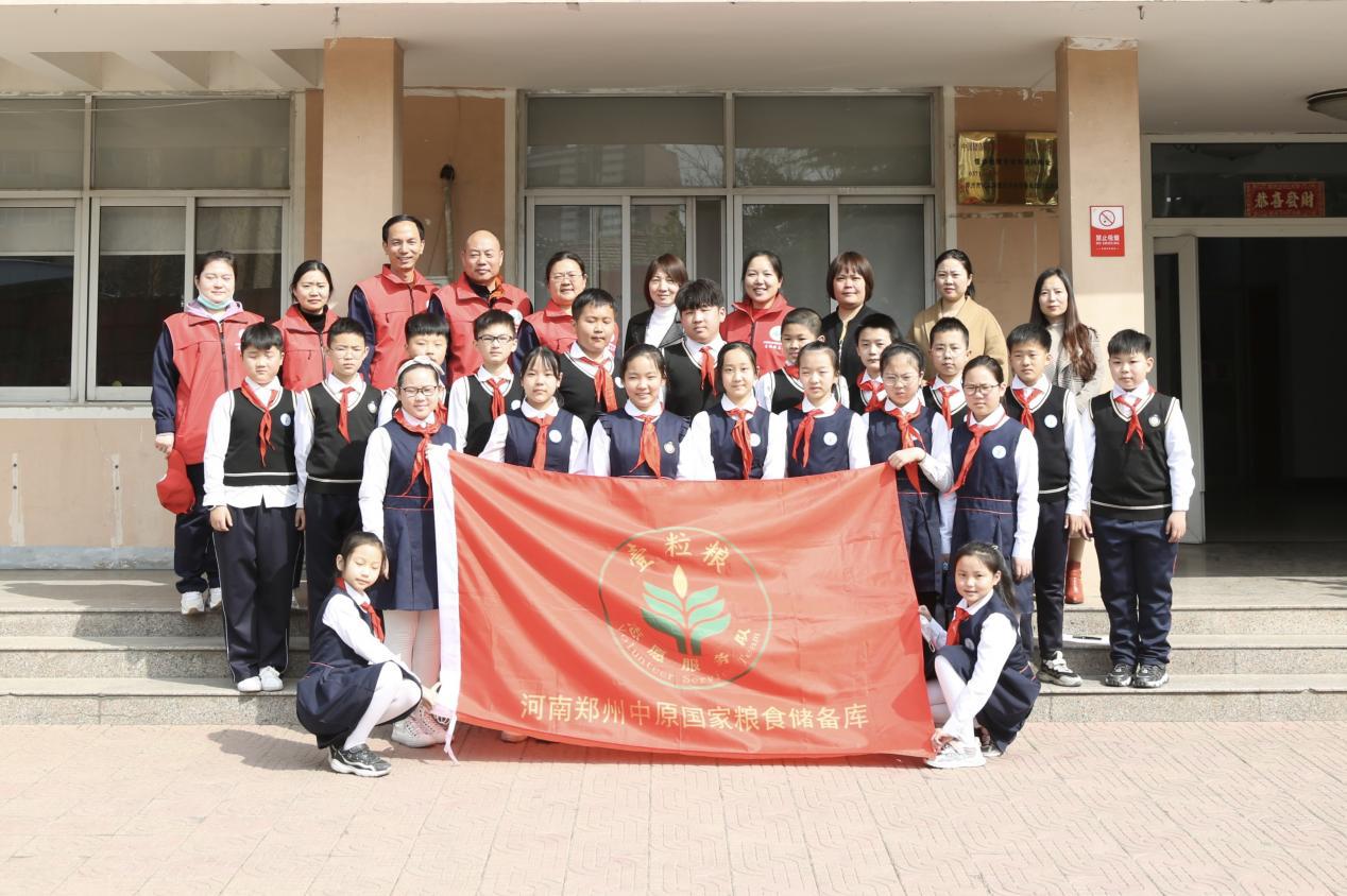 中原区桐淮小学师生走进中原粮库开展实践活动 - 郑州市粮食和物资