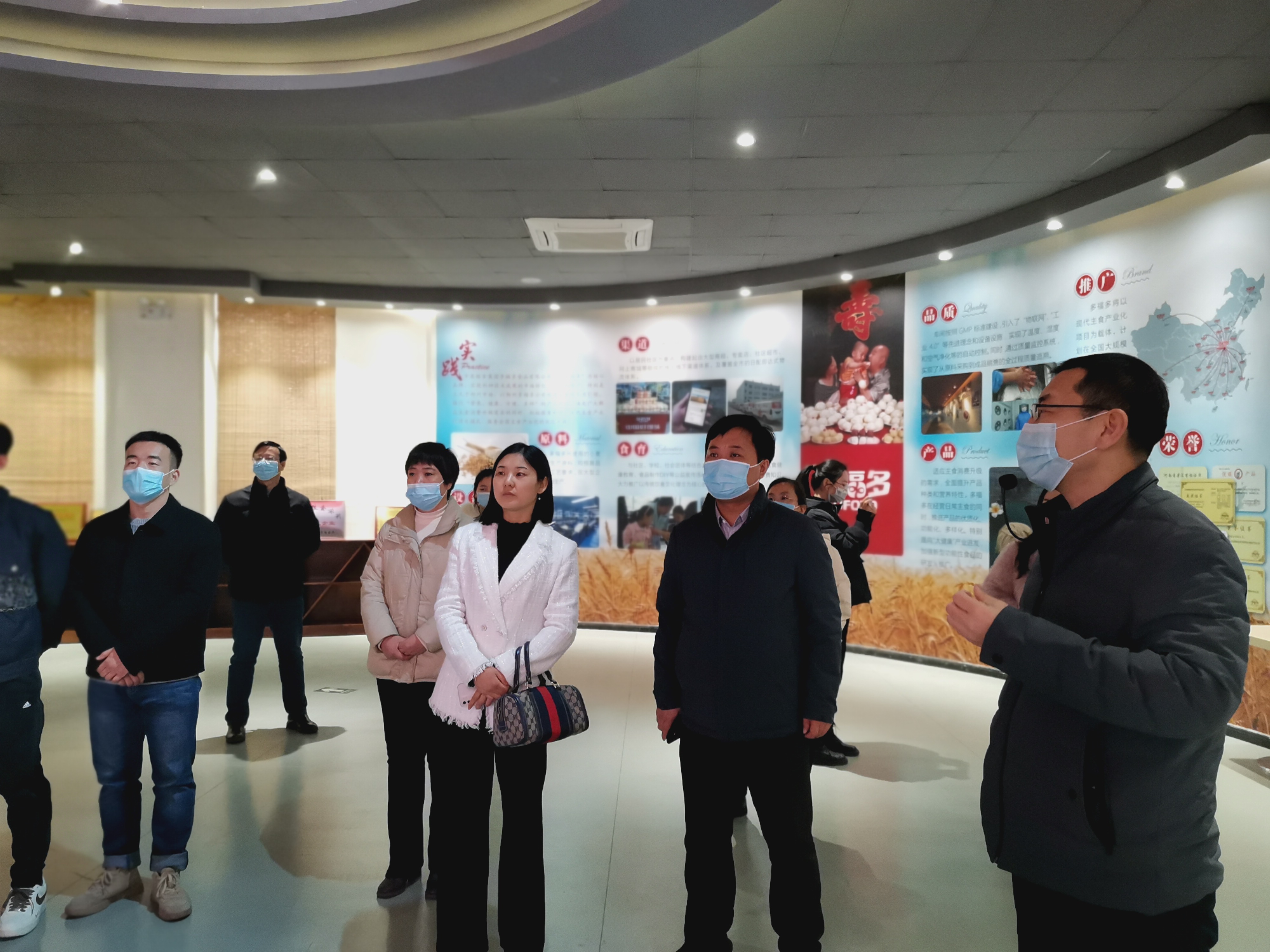 座谈会上,张海涛对考察组的到来表示欢迎,并介绍了郑州市粮食安全宣传